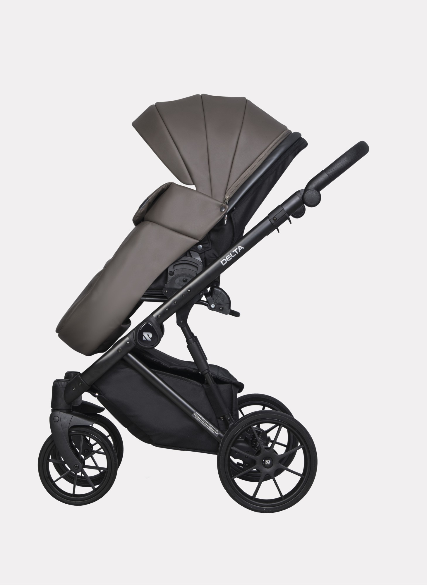 Детская коляска 2 в 1 Riko Basic Delta Ecco из экокожи, с поворотными передними колесами | Реверсивный прогулочный блок | Колеса из вспененной резины | Цвет - коричневый