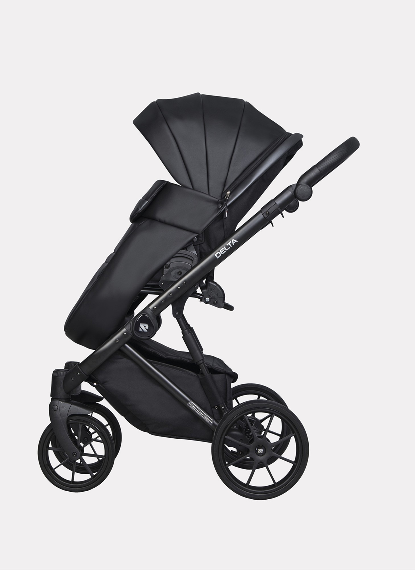 Детская коляска 2 в 1 Riko Basic Delta Ecco из экокожи, с поворотными передними колесами | Реверсивный прогулочный блок | Колеса из вспененной резины | Цвет - черный