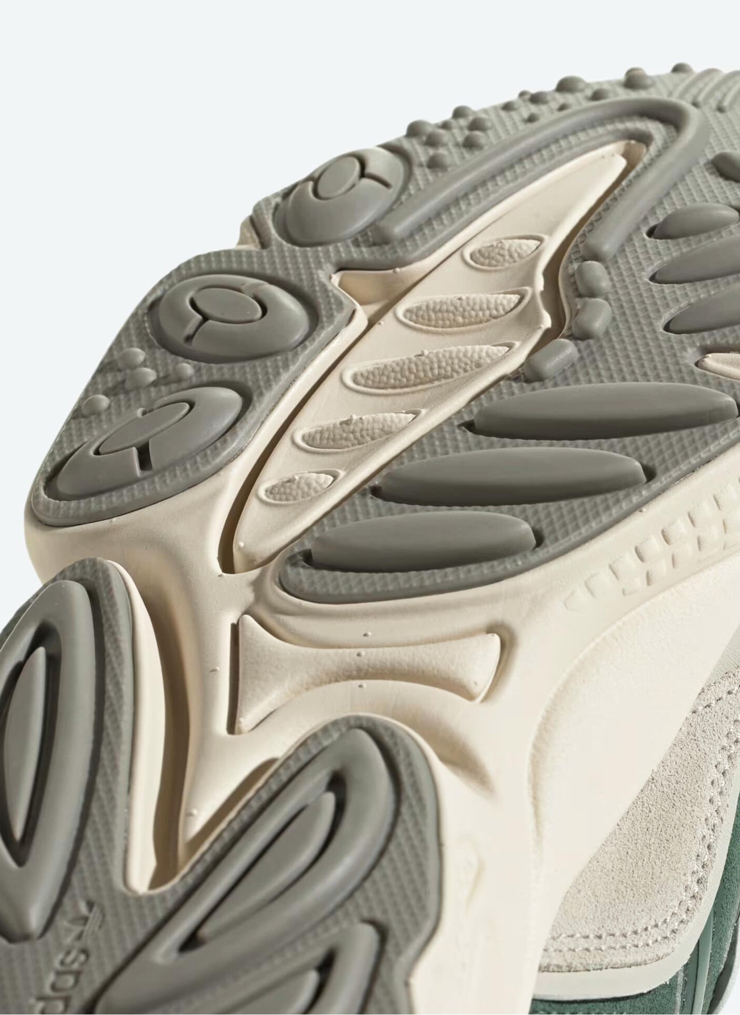 Adidas Originals Ozweego | Цвет - серый, зеленый | Артикул IF6043